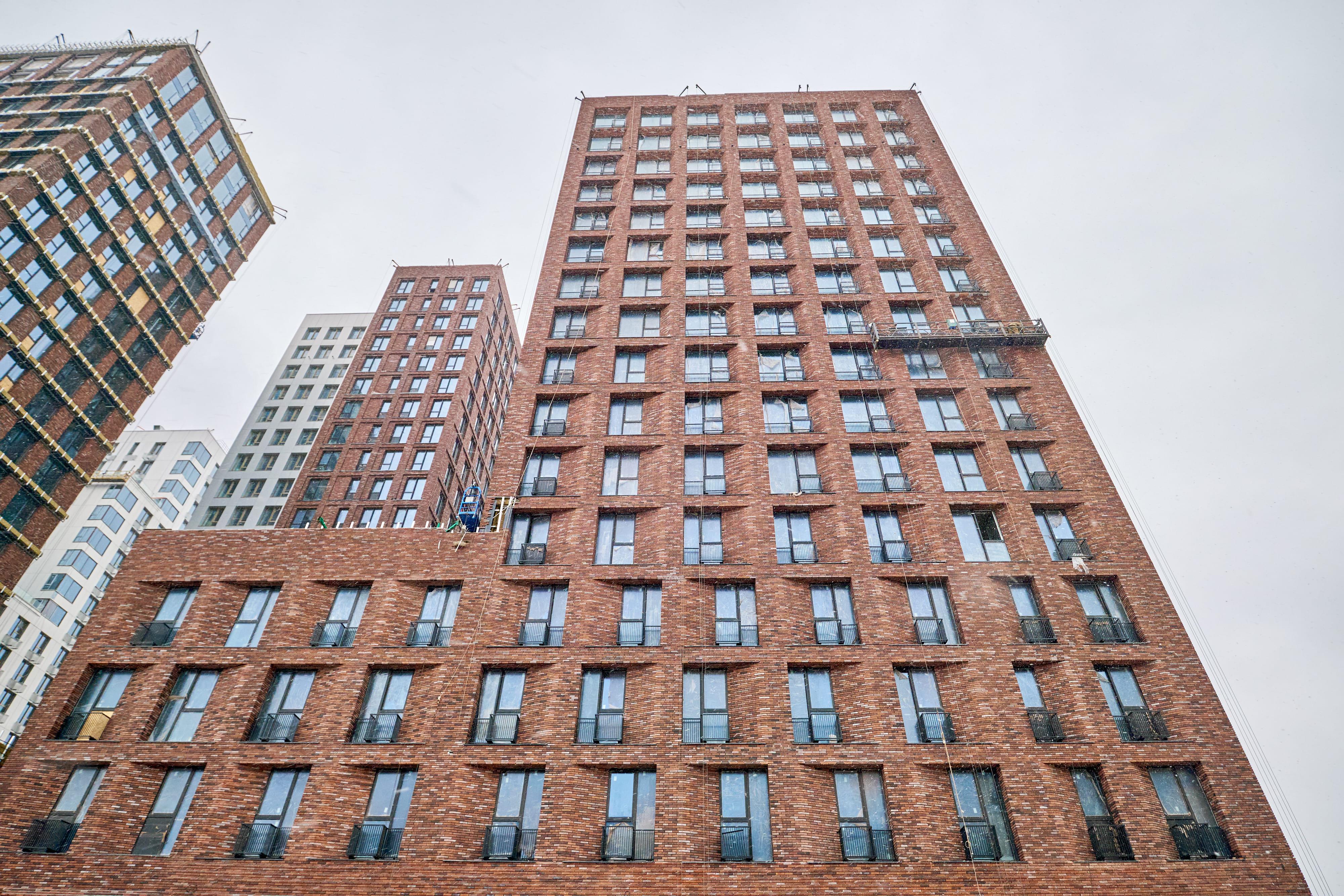 Комплекс апартаментов N’ICE LOFT активно готовится ко вводу в эксплуатацию: на площадке задействовано более 900 рабочих